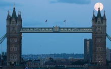 Hình ảnh tuyệt đẹp của siêu trăng tại các tòa chọc trời trên thế giới