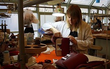 Đột nhập vào xưởng sản xuất những chiếc túi hàng hiệu        