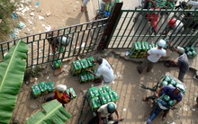 Các khu kinh tế cửa khẩu: “Ôm” rượu bia ngoại chờ giải cứu