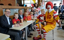 McDonald's vào Việt Nam: Trâu chậm có uống nước đục?