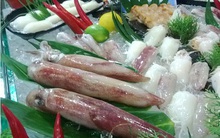 Hải sản 'chuyển phát nhanh' hút khách