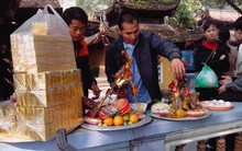 Làm ăn kém, 'con nợ' thắt hầu bao đi trả lễ Bà Chúa Kho