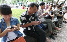 Smartphone đã thay sách báo... khi phụ huynh chờ con thi đại học