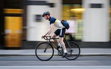 Thú vui mới của tầng lớp thượng lưu Anh: Chơi siêu xe... đạp