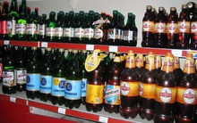 Tại sao bia ít được đóng trong chai nhựa? 