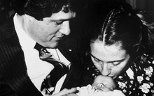 Chuyện tình "cặp đôi quyền lực" Hillary - Bill Clinton lên phim