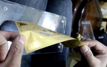 Quà Tết năm Rắn bằng vàng đắt khách như... tôm tươi