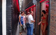 Đề xuất lập “khu đèn đỏ”: Việt Nam học gì từ thế giới?