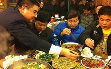 Tỷ phú dẫn nhân viên đi ăn... đồ thừa ở nhà hàng