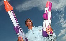 Khi nhà sáng chế hàng đầu đi bán... súng nước