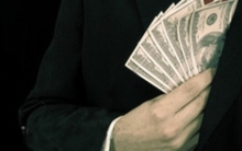 Ai ”làm hư” cán bộ, công chức?