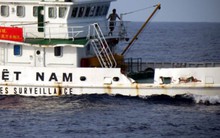 Tàu Trung Quốc đâm hỏng tàu kiểm ngư Việt Nam