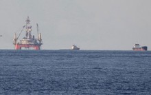 Cập nhật ngày 10/7: Tàu Trung Quốc treo biểu ngữ nhắc đến hòa bình