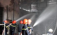 Cháy lớn tại xưởng gỗ ở TP.HCM, thiêu rụi 1.000m2 nhà xưởng