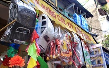 Vào mùa 'sắm' Mercedes, iPhone cho 'người âm'