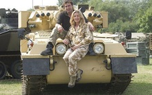 Vợ, Chồng và một Lữ đoàn tăng thiết giáp