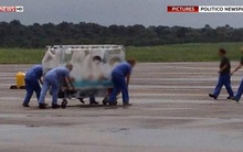 Bệnh nhân Ebola người Anh đầu tiên đến London, xứ sương mù nín thở