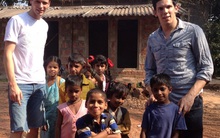 Sống sót sau sóng thần, 2 chàng trai này khởi nghiệp để làm từ thiện