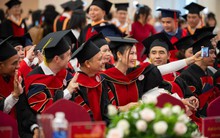 Ấn tượng lễ tốt nghiệp của Trường kinh doanh Top 2 Việt Nam