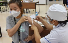 Tiêm vaccine COVID-19 tập trung cho người dân quay trở lại TP Hồ Chí Minh