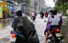Sau cơn mưa lớn, một số tuyến đường cửa ngõ phía Tây TP HCM lại ngập
