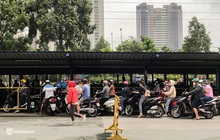 Người dân TP.HCM xếp hàng dài, kiên nhẫn chờ đợi hàng tiếng đồng hồ để vào siêu thị ngày giãn cách