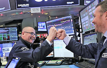 Dow Jones tăng hơn 330 điểm ngay đầu phiên