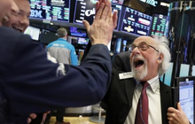 Dow Jones tăng gần 1.600 điểm chỉ trong 2 phiên, liệu thị trường chứng khoán Mỹ đã chạm đáy và đang đi lên?