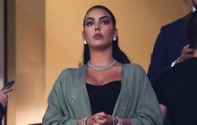 Bạn gái đeo trang sức 2,2 triệu USD tới sân cổ vũ trong ngày Ronaldo ngồi dự bị