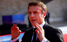 Tổng thống Pháp quyết định phát miễn phí bao cao su cho tất cả người trẻ