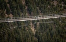 Chiêm ngưỡng cầu treo dài nhất thế giới mới mở cửa ở châu Âu