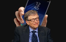 Bất ngờ với chiếc smartphone mà tỷ phú Bill Gates đang sử dụng: là điện thoại màn hình gập nhưng không phải tới từ Microsoft