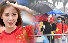 Ảnh, clip: Hàng vạn CĐV đội mưa xếp hàng vào sân Mỹ Đình, "tiếp lửa" cho U23 Việt Nam