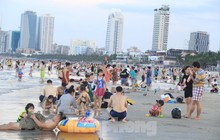 Nắng nóng gay gắt, biển Đà Nẵng đông nghịt người tắm giải nhiệt