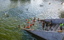 Hà Nội: Người dân bỏ tiền cải tạo ao làng ô nhiễm thành bể bơi miễn phí, cả xã rủ nhau đi tắm "giải nhiệt"