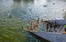 Hà Nội: Người dân bỏ tiền cải tạo ao làng ô nhiễm thành bể bơi miễn phí, cả xã rủ nhau đi tắm "giải nhiệt"