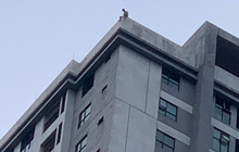 Cứu người đàn ông ngồi vắt vẻo trên nóc chung cư 40 tầng