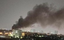 Hà Nội: Nhà xưởng rộng hàng trăm m2 bùng cháy giữa trời mưa lớn, cảnh sát điều 8 xe chữa cháy dập lửa