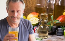 Người đàn ông 50 tuổi khẳng định mỗi ngày uống một cốc giấm để làm mềm mạch máu: Sau nửa năm kết quả không dám tin