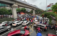 Hà Nội: Nhiều tuyến phố ngập sâu, giao thông ùn tắc, hỗn loạn