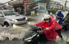 TP.HCM: Mưa lớn kéo dài suốt nhiều giờ gây ngập lụt nghiêm trọng tại các tuyến đường