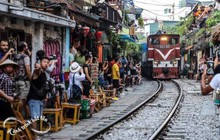 Khách Tây thích thú với những điều học được khi tới Việt Nam: Tình yêu chỉ từ chiếc xe máy