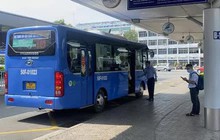 Bát nháo ở Tân Sơn Nhất: "Gỡ" từ xe buýt