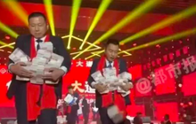 Công ty Trung Quốc gây xôn xao khi chất núi tiền để phát cho nhân viên
