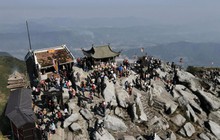 Phật tử và khách du lịch thích thú với cảnh yên bình trong ngày khai hội Yên Tử