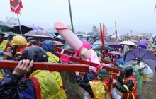 Hàng nghìn người đội mưa xem rước sinh thực khí ở lễ hội Ná Nhèm, Lạng Sơn