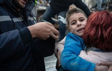 Khoảnh khắc bé trai Thổ Nhĩ Kỳ đoàn tụ với mẹ sau 52 giờ mắc kẹt vì động đất