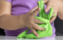 Cảnh báo đồ chơi 'chất dẻo ma quái' slime chứa nhiều chất độc, gây đau đầu, hôn mê ở trẻ em