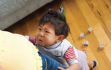 Không phải để con ngã tự đứng dậy là dạy trẻ tự lập, chuyên gia tâm lý chia sẻ bí quyết "2 chiều" giúp con trưởng thành hơn