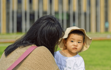 Vì sao đứa trẻ được nuôi dạy bởi người mẹ "khéo ăn, khéo nói" thường nhút nhát, lầm lì? – Đây là 2 lý do cực kỳ thuyết phục!
